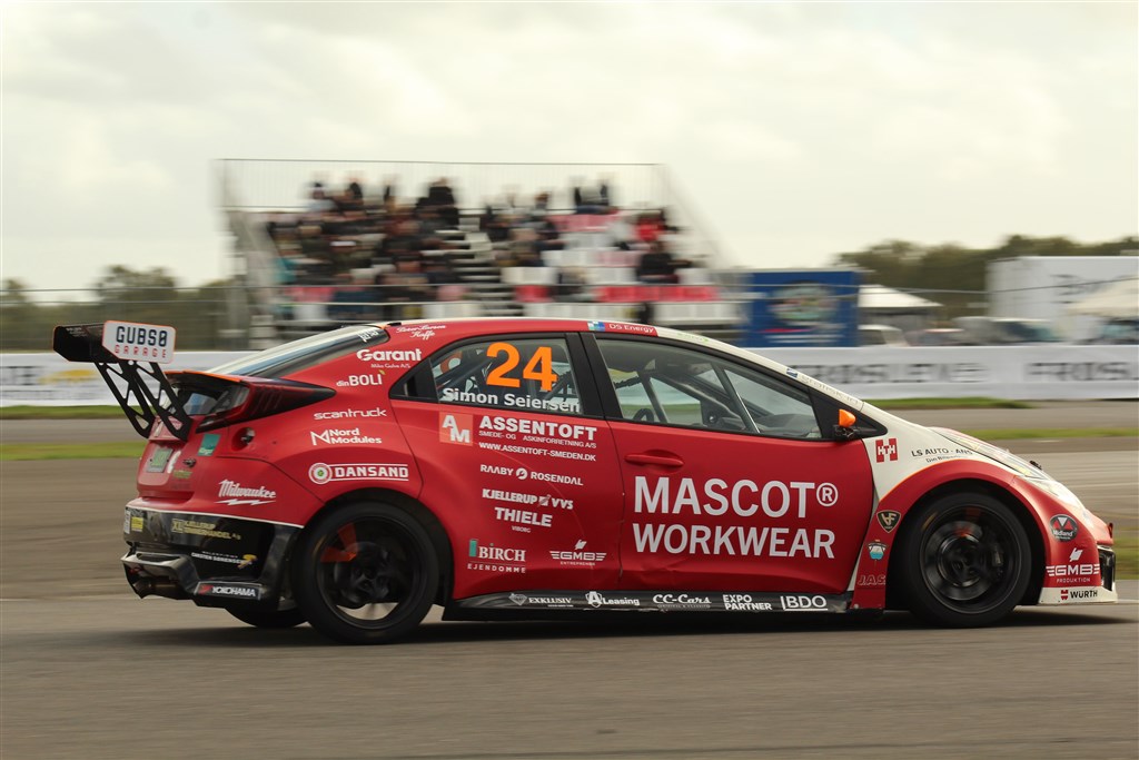Simon Seiersen tog endelig sin første sejr i Yokohama SuperCup i heat 2, da han fik Honda snuden over målstregen, som den første kører.
(Foto: JJ Media)